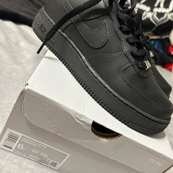 Selling size 8, black, Nike tennis shoes - Picture 3 of 4